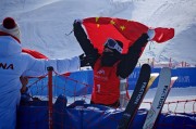 摩纳哥滑雪选手冲刺到底，勇夺金牌
